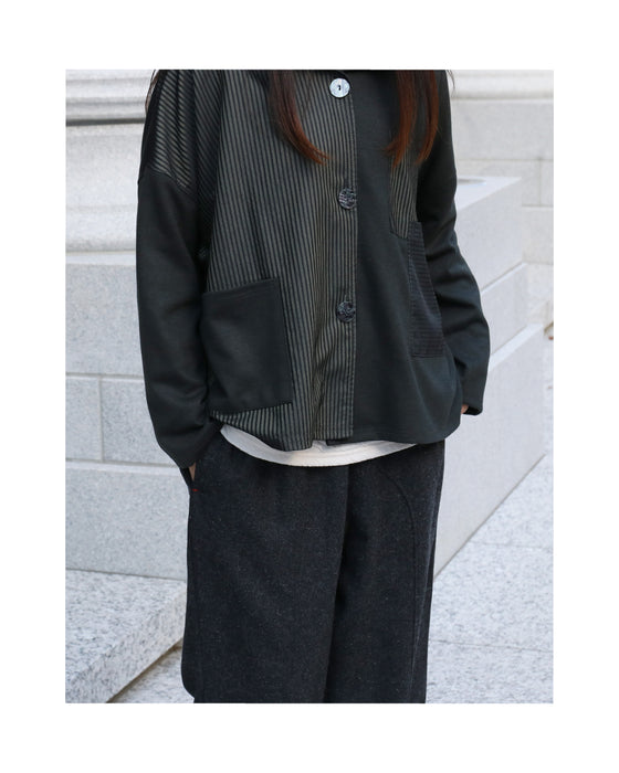 上品さとこなれ感を纏うストライプジャケット