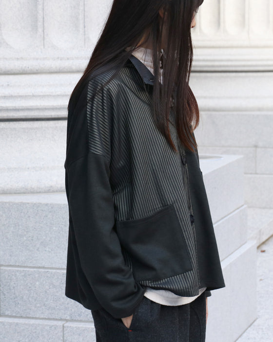 上品さとこなれ感を纏うストライプジャケット