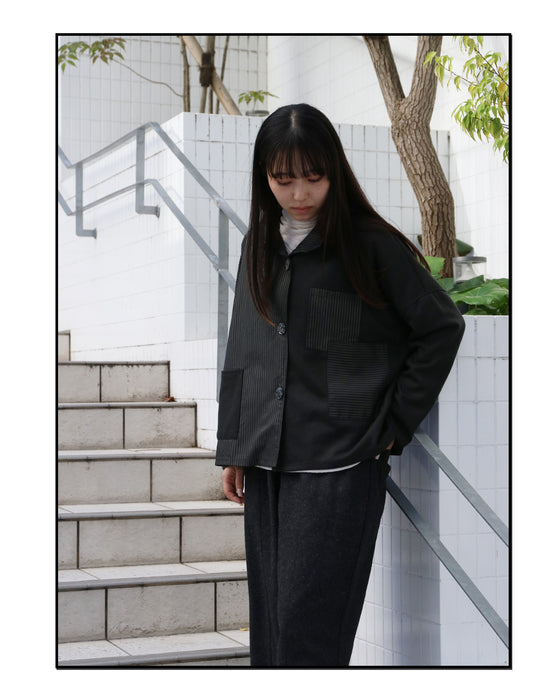 上品さとこなれ感を纏うストライプジャケット