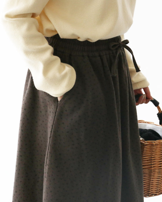 甘すぎない可憐な小花柄スカート