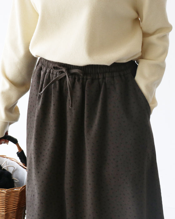 甘すぎない可憐な小花柄スカート