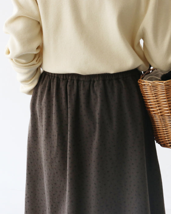 甘すぎない可憐な小花柄スカート