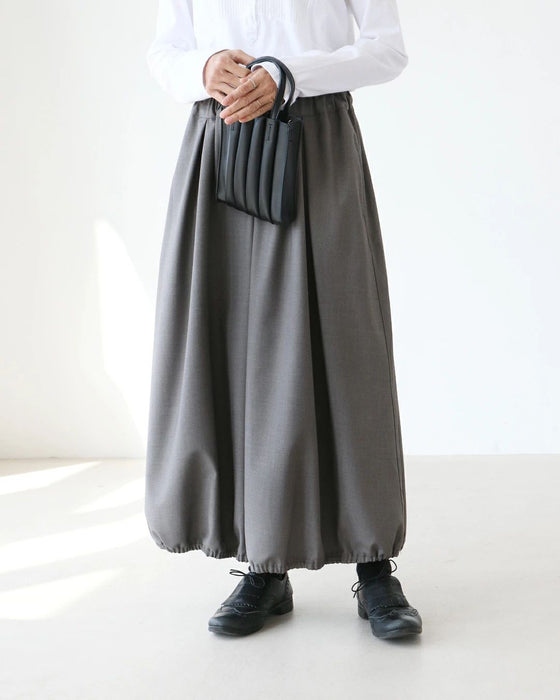 上品な佇まいを演出するバルーンスカート