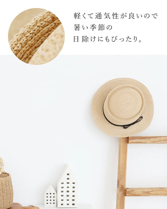 洗練された着こなしに仕上がる麦わら帽子
