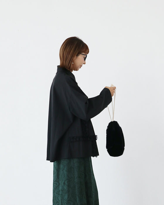 黒で纏う、大人のフリル