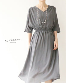  A simple and elegant dress