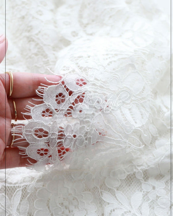 A detachable collar hoodie decorated with lace