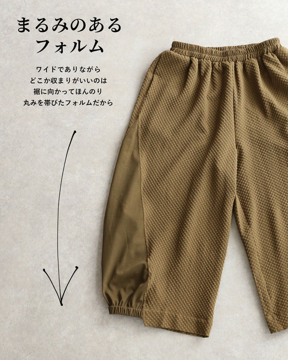 シンプルの先にあるひと癖ゆるワイドパンツ