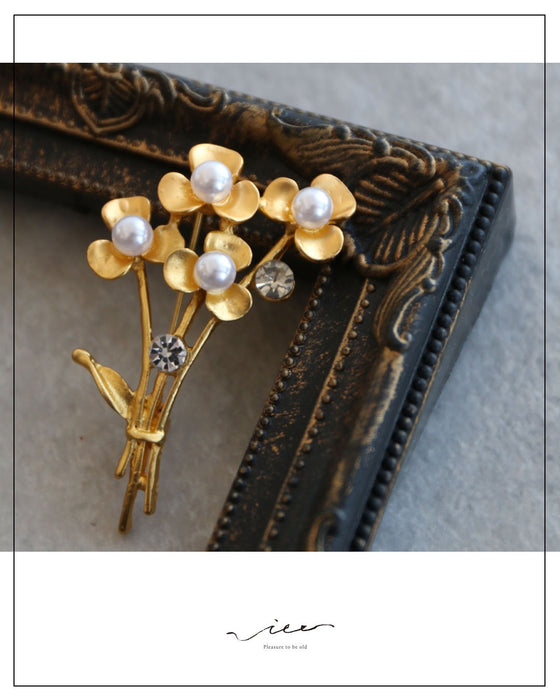 光をまとう花束ブローチ