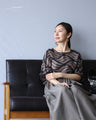 一枚で決まる、大人の余裕　リーフ柄シアートップス
