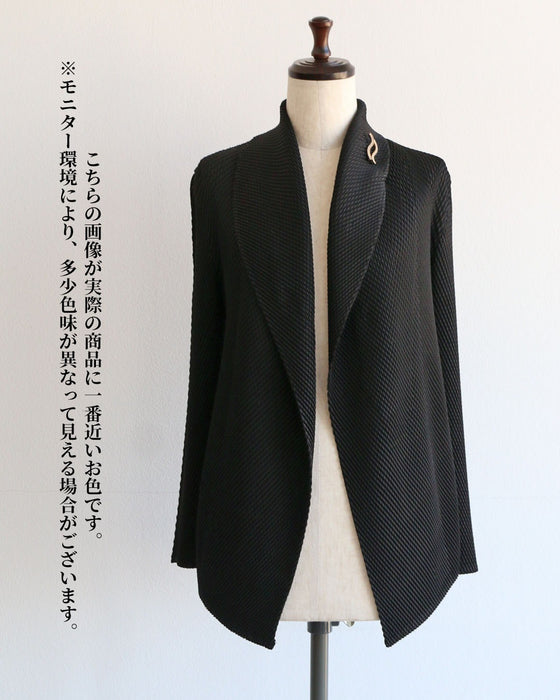 繊細さと華やかさを アコーディオンプリーツのジャケット