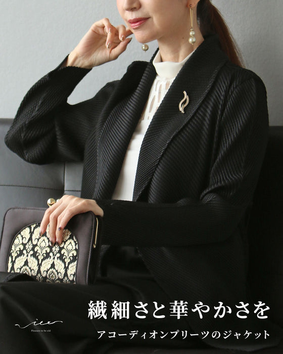 繊細さと華やかさを アコーディオンプリーツのジャケット