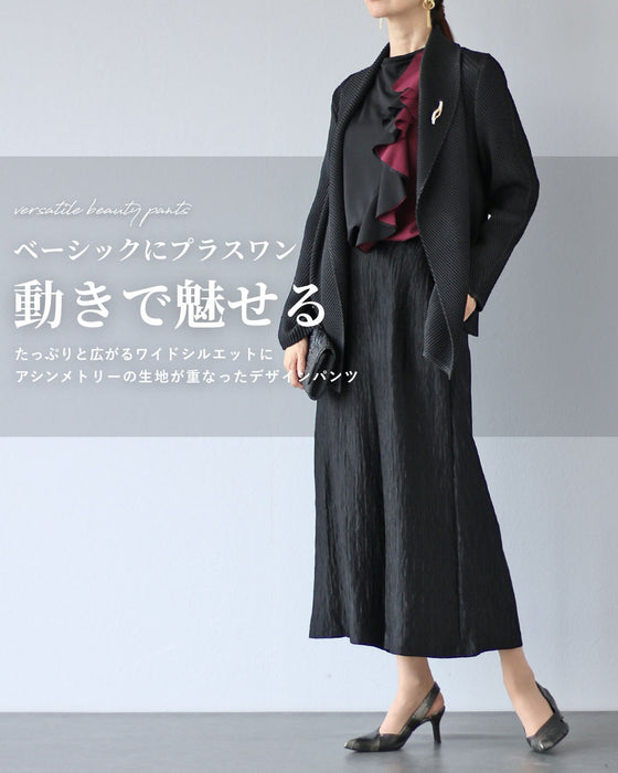 素材で差がつく 艶めく黒ワイドパンツ
