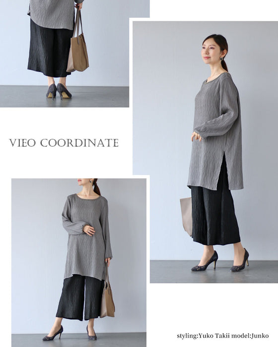 素材で差がつく 艶めく黒ワイドパンツ