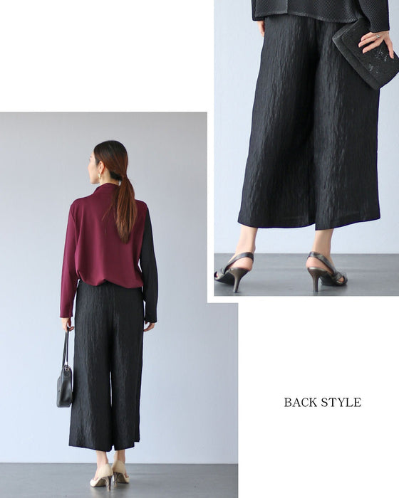 素材で差がつく 艶めく黒ワイドパンツ