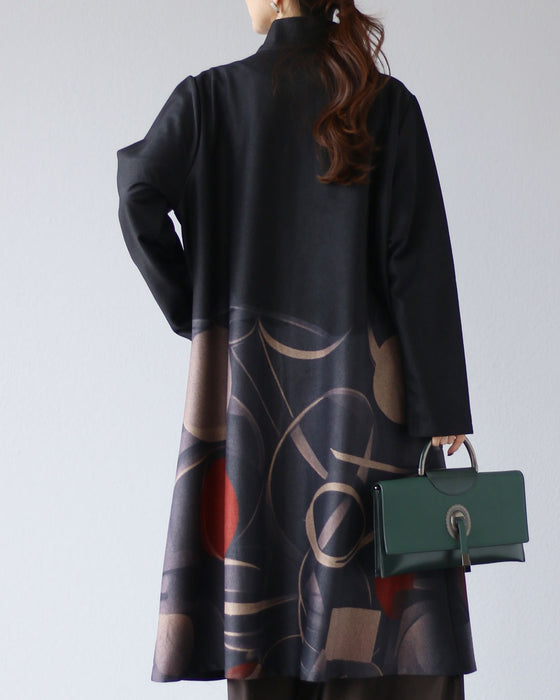 大人の個性に寄り添う　アート柄の羽織り