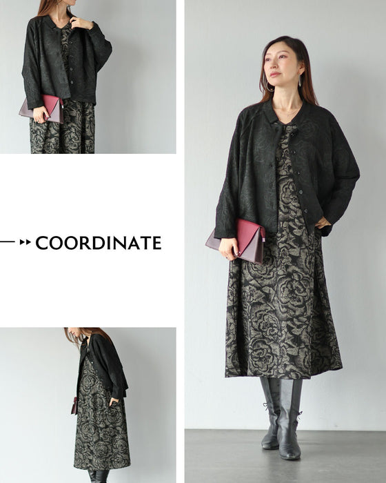 静かに華やぐ大人のための花柄ワンピース