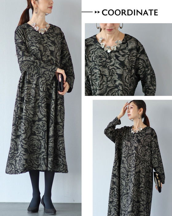 静かに華やぐ大人のための花柄ワンピース