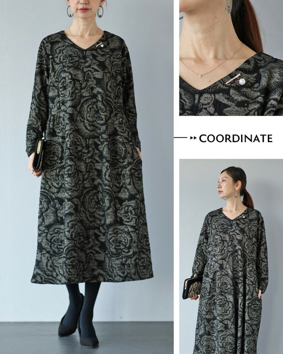 静かに華やぐ大人のための花柄ワンピース