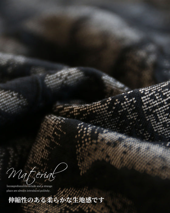 静かに華やぐ大人のための花柄ワンピース