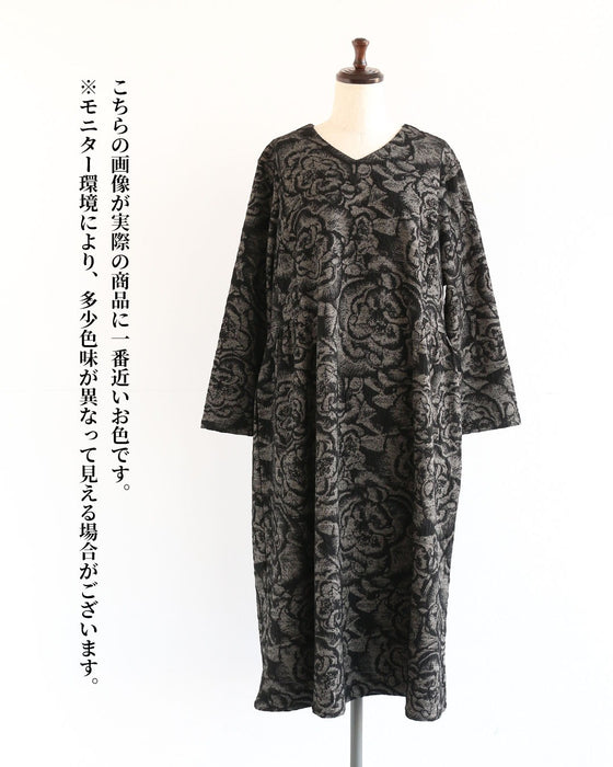 静かに華やぐ大人のための花柄ワンピース