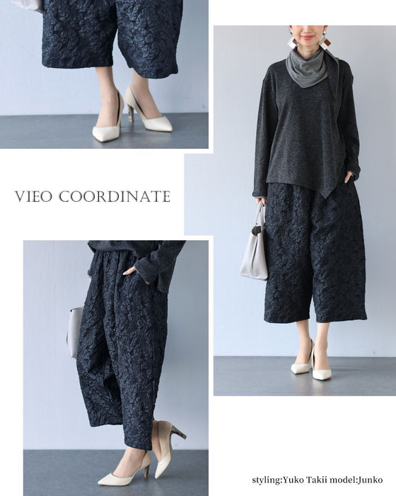 無難に終わらせない　立体模様が映える黒パンツ