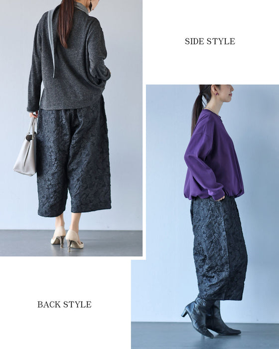 無難に終わらせない　立体模様が映える黒パンツ