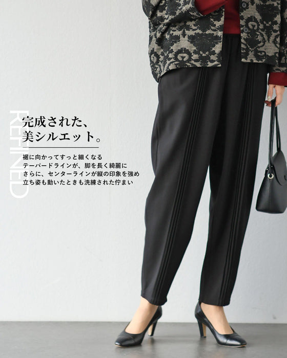 脚のラインを綺麗に見せるセンターラインテーパードパンツ
