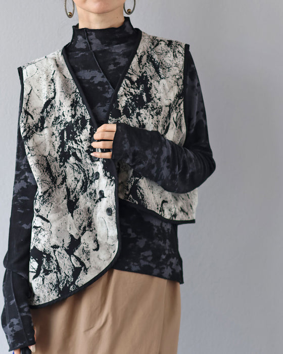 表情を変えて楽しめる変形リバーシブルベスト