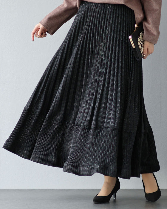 静かに煌めく　光を織り込む立体プリーツスカート