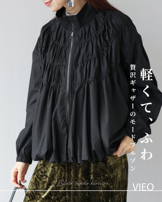 軽くて、ふわ　贅沢ギャザーのモードブルゾン