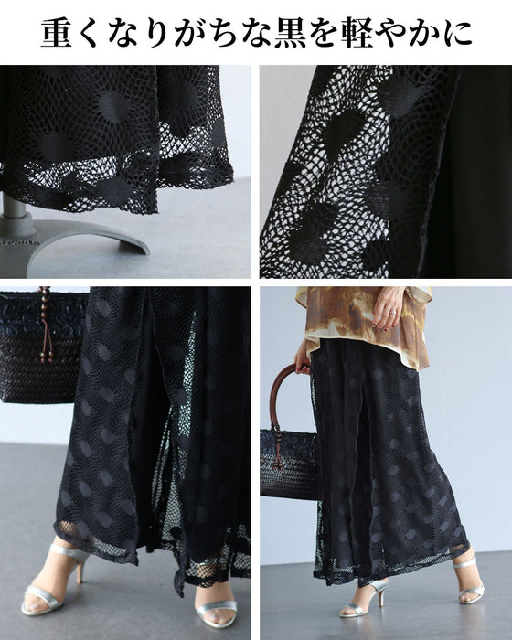 黒パンツに華やぎをひとさじ 主役へ導くレースパンツ
