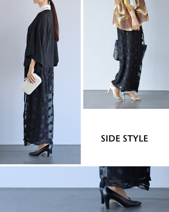 黒パンツに華やぎをひとさじ 主役へ導くレースパンツ