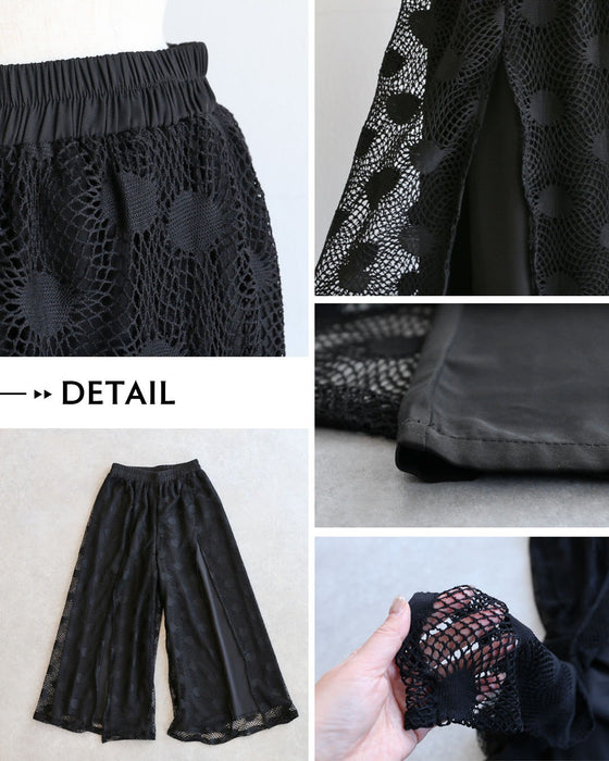 黒パンツに華やぎをひとさじ 主役へ導くレースパンツ