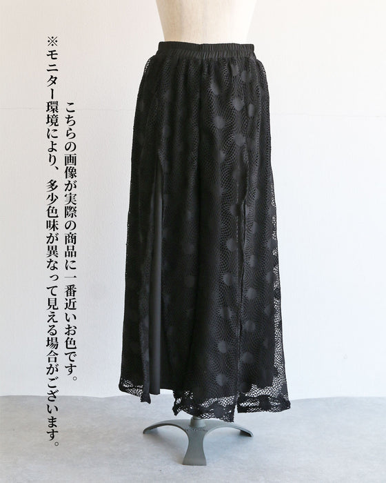 黒パンツに華やぎをひとさじ 主役へ導くレースパンツ