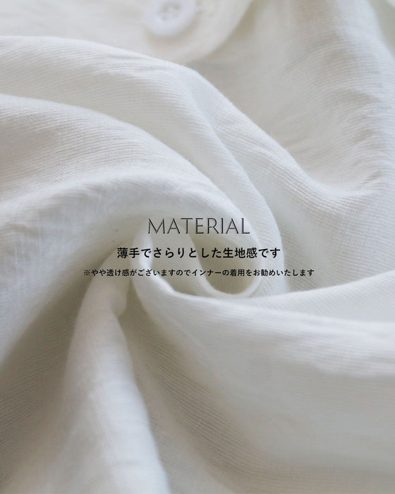 余白が生む洗練スタイル モノトーンフラワーシャツ