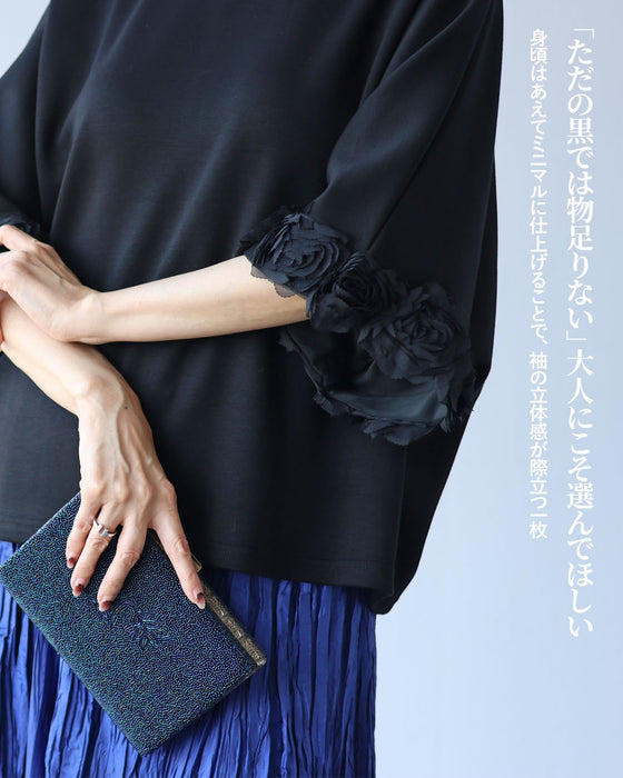 黒なのに華やぐ 立体薔薇の袖トップス