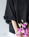 黒なのに華やぐ 立体薔薇の袖トップス