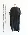体型をカモフラージュする　サイドレースの黒ロングシャツ
