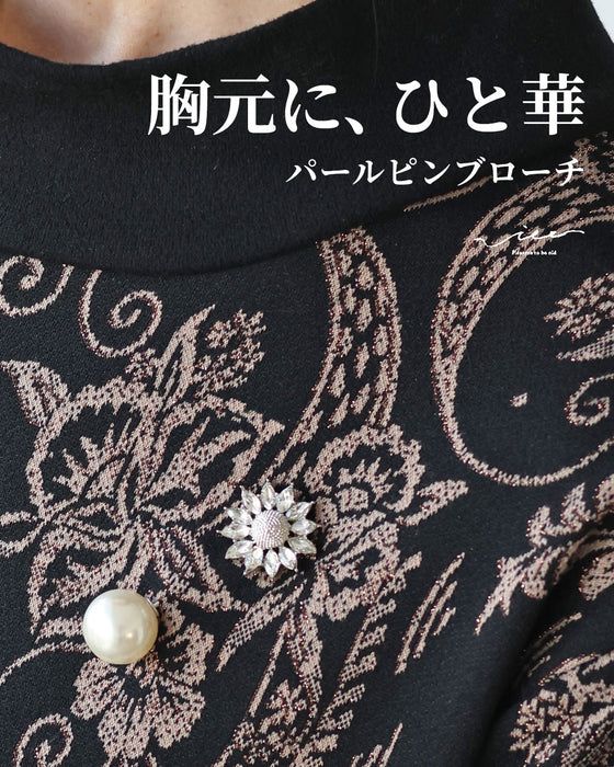 胸元にひと華パールピンブローチ