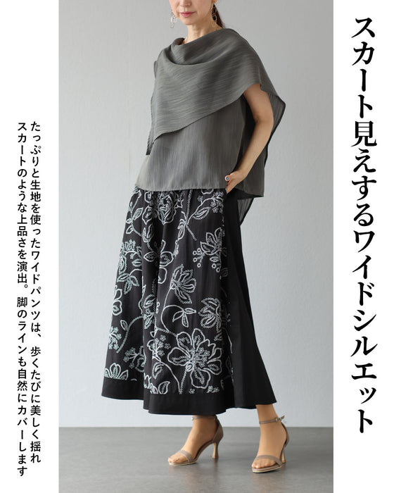 優雅に揺れる、花柄ワイドパンツ