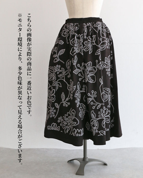 優雅に揺れる、花柄ワイドパンツ