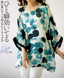  An airy top with a unique and vague dot design