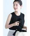 Sleeveless cut-and-sew top with delicate glitter