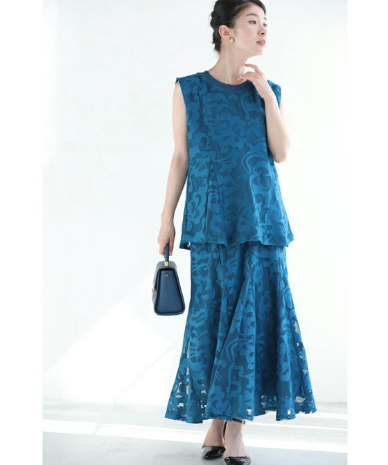 アラベスク模様浮き立つペプラムトップス