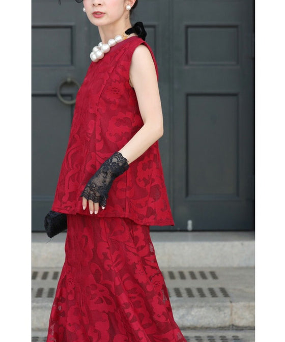 アラベスク模様浮き立つペプラムトップス