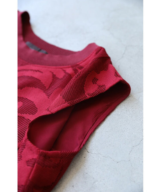 アラベスク模様浮き立つペプラムトップス