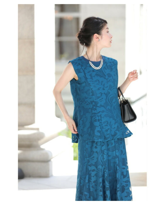 アラベスク模様浮き立つペプラムトップス