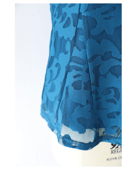 アラベスク模様浮き立つペプラムトップス