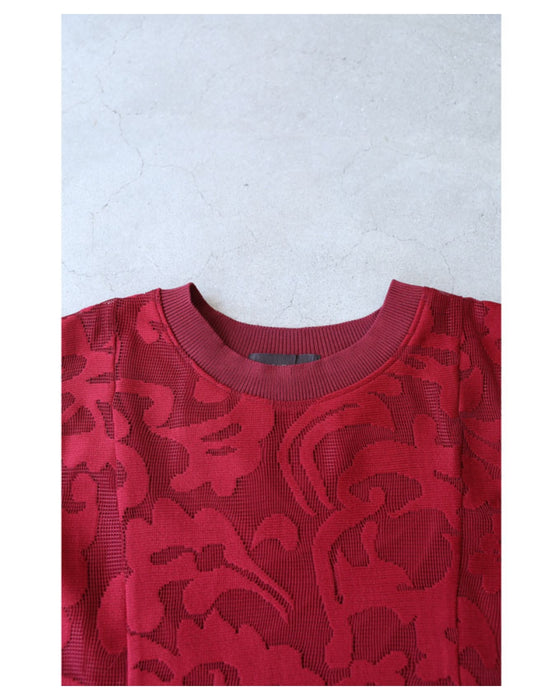 アラベスク模様浮き立つペプラムトップス